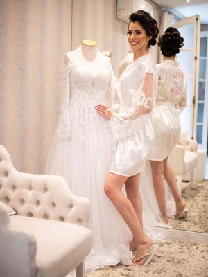 1 robe de cetim com manga de renda de tule