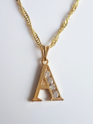 Colar pingente strass letra a folheado ouro 18k. c1pa15