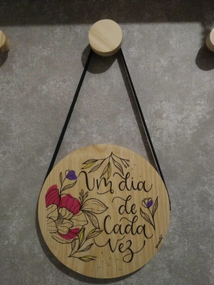 Quadro redondo com frase "um dia de cada vez"
