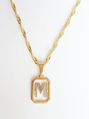 Colar corrente pingente letra m folheado ouro 18k. c1pm14
