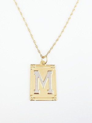Colar pingente letra inicial m folheado ouro 18k. c1pm19