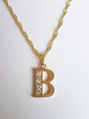 Colar pingente strass letra b folheado ouro 18k. c1pb15