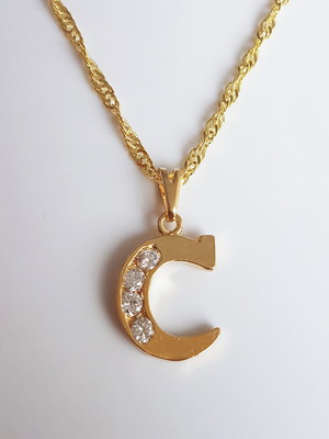 Colar pingente strass letra c folheado ouro 18k. c1pc15