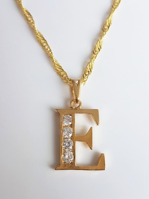 Colar pingente strass letra e folheado ouro 18k. c1pe15