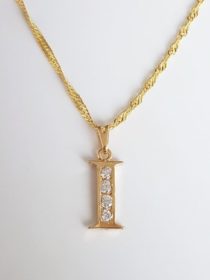 Colar pingente strass letra i folheado ouro 18k. c1pi15