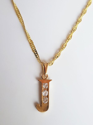 Colar pingente strass letra j folheado ouro 18k. c1pj15