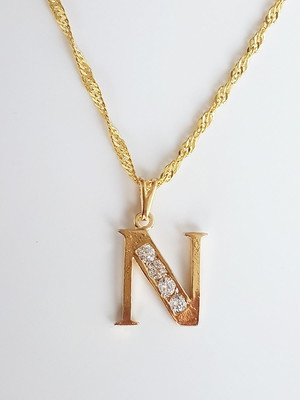 Colar pingente strass letra n folheado ouro 18k. c1pn15