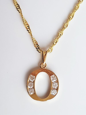 Colar pingente strass letra o folheado ouro 18k. c1po15