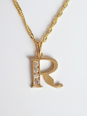 Colar pingente strass letra r folheado ouro 18k. c1pr15