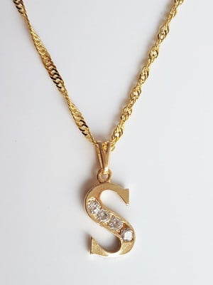 Colar pingente strass letra s folheado ouro 18k. c1ps15