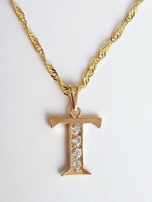 Colar pingente strass letra t folheado ouro 18k. c1pt15
