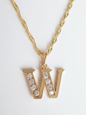 Colar pingente strass letra w folheado ouro 18k. c1pw15