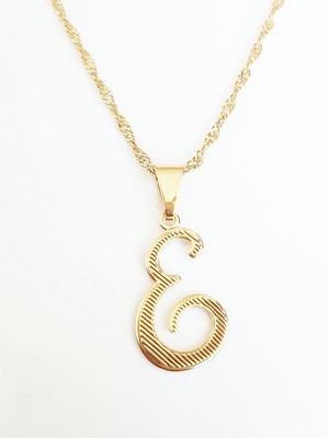 Colar pingente letra inicial e folheado ouro 18k. c1pe18