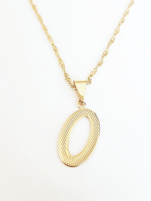 Colar pingente letra inicial o folheado ouro 18k. c1po18