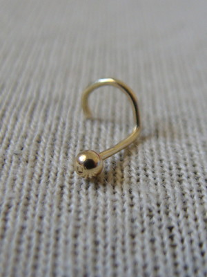 Piercing de nariz em ouro 18k com bolinha