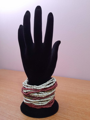Pulseira miçangas com fecho madeira