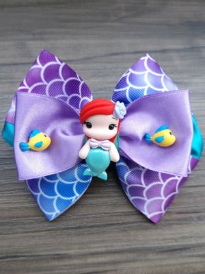Laço ariel com aplique em biscuit