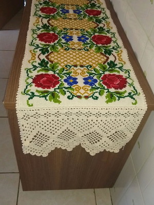 Centro de mesa em ponto cruz ( mesa de 10 lugares)
