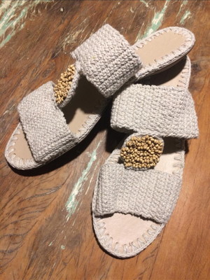 Sandália de crochê com tiras com fio natural