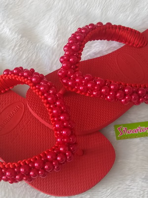 Chinelos havaianas decorados com pérolas