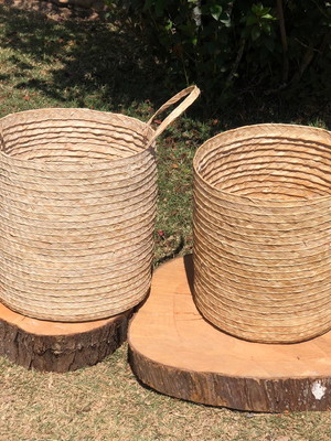 2 cestos de palha +-30cm (1 com alça + 1 sem alça)