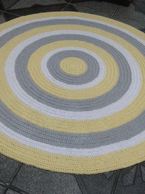Tapete croche amarelo cinza e branco
