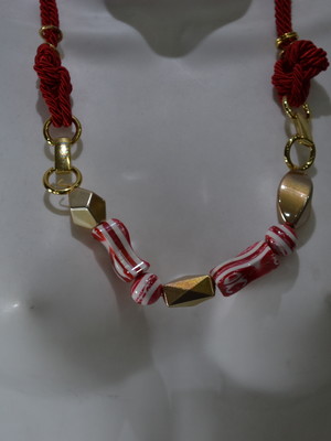 Colar resina e fio de são francisco vermelho dourado