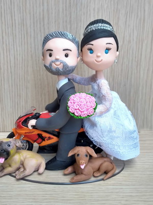Casal de noivinhos de biscuit na moto cachorro