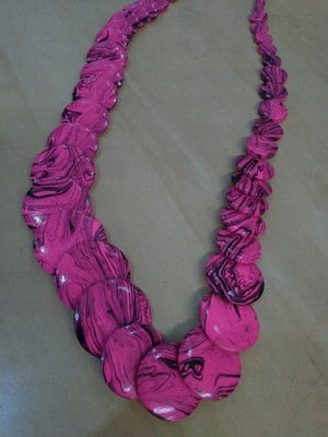 Colar pink - em madeira tingida