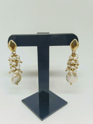 Brinco dourado de pérolas. semijoia