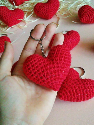 Lembrancinha de natal chaveiro amigurumi coração maternidade