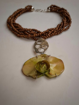 Colar contas de madeira e orquídea resinada