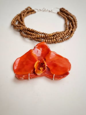 Colar de contas de madeira e orquídea resinada