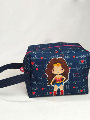 Necessaire box g com alça- mulher maravilha/ saúde