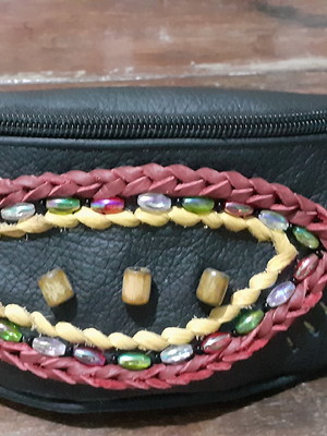 Pochete e cinto em couro bordada a mão com miçangas e tassel