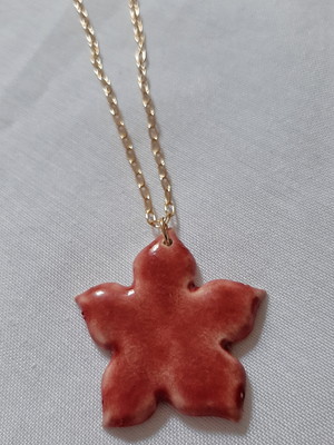 Colar banhado a ouro com pingente em porcelana