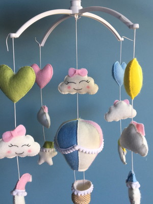 Móbile musical com balão, nuvem, estrela e lua