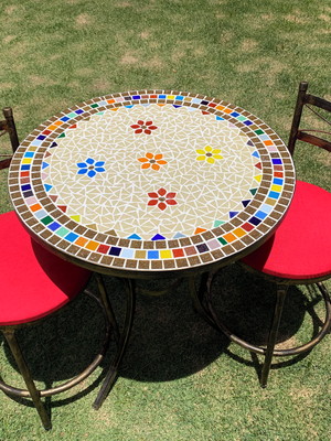Mesa em mosaico com cadeiras vermelha