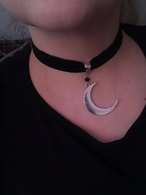 Choker de veludo preto com pingente lua crescente