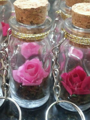 Garrafinha com rosa chaveiro