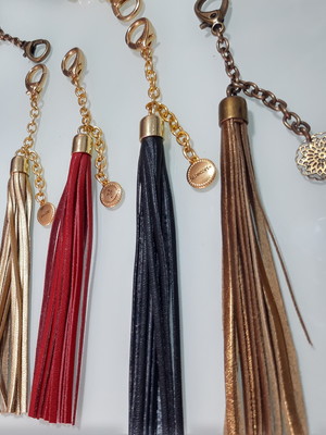 Tassel 14cm couro com corrente e pingente