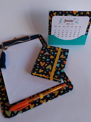 Kit prancheta e calendário.