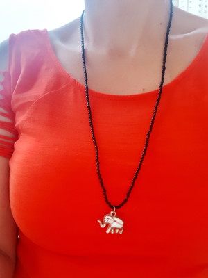 Colar de miçanga com pingente elefante