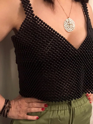 Blusa cropped de pérolas pretas