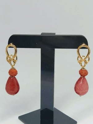 Brinco dourado com pedras. semijoia