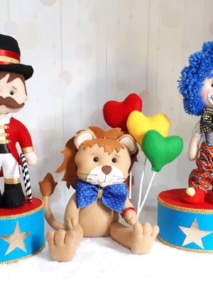 Circo tradicional menino em feltro