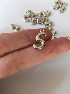 Pingente letra s - pacote com 50 peças