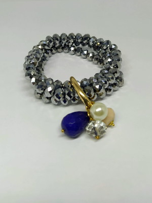 Trio de pulseira de cristal com pingentes variados.