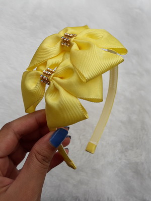 Tiara com laço amarelo com strass