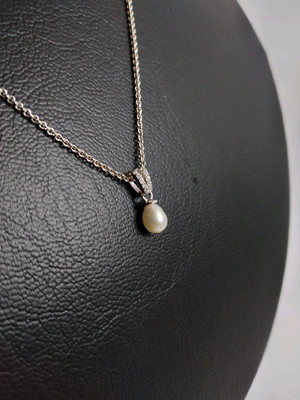 Colar de prata com pingente de pérola gota e zircônias.